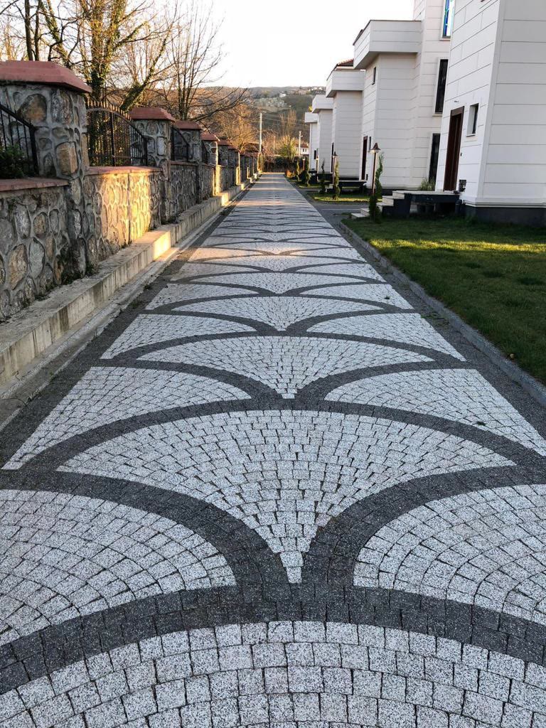 Siyah ve beyaz taşlarla desenlenmiş begonit yürüyüş yolu