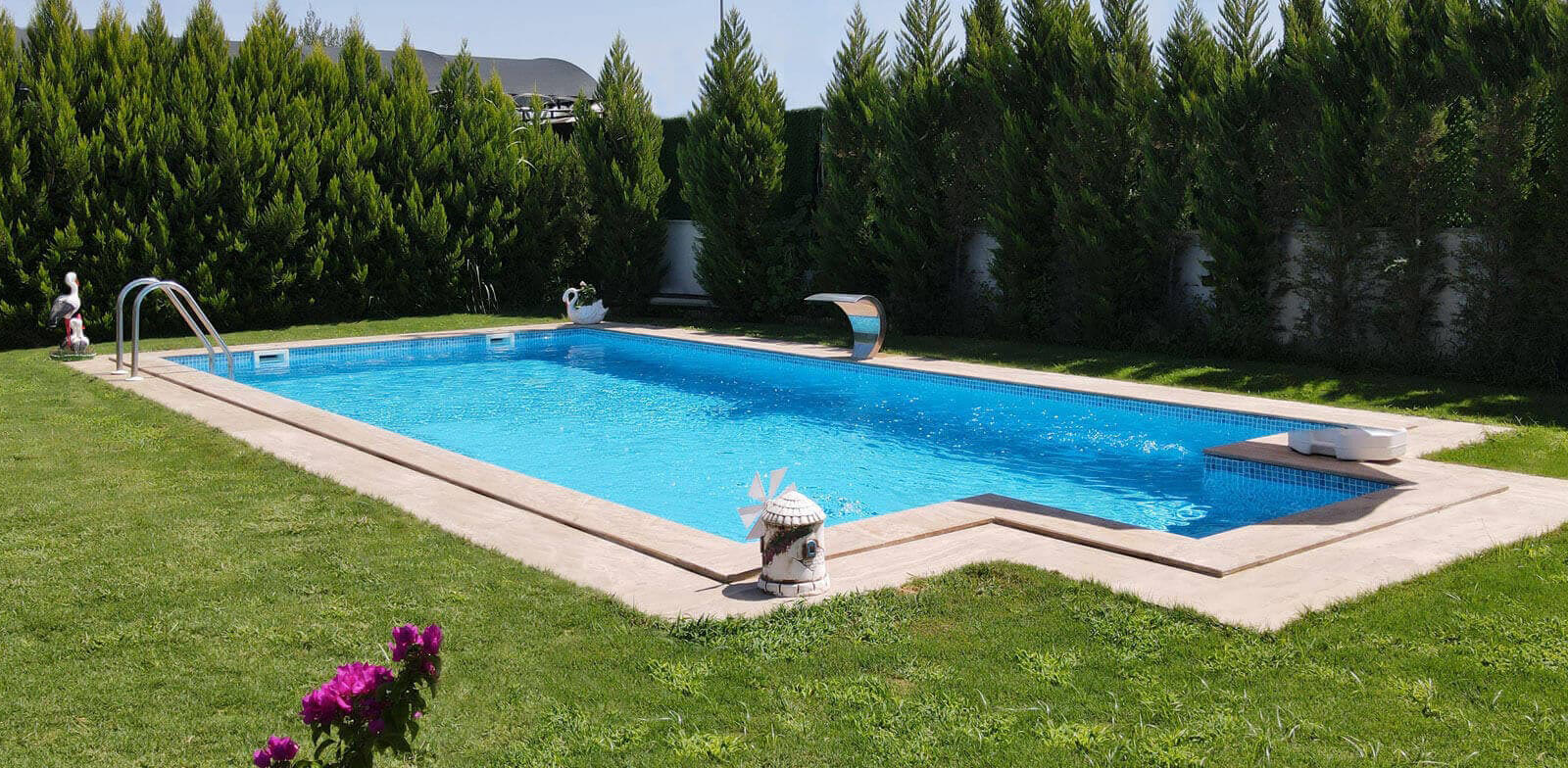 Geniş terasla çevrili modern yüzme havuzu