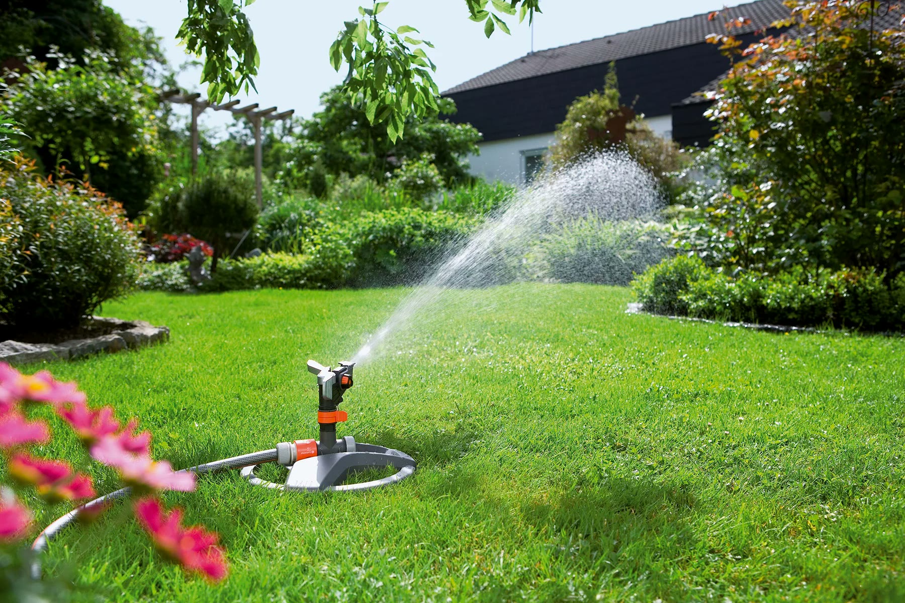 Çim alanı sulayan otomatik sprinkler sistemi
