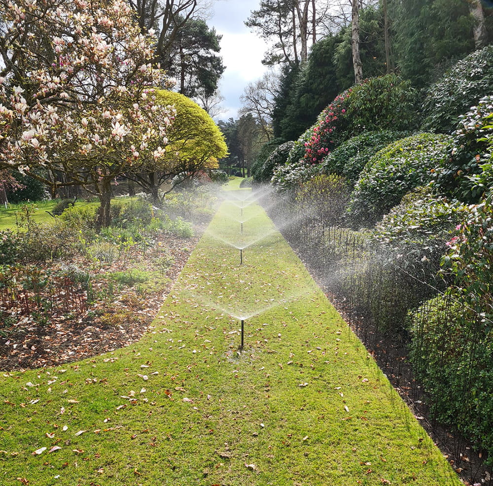 Bahçe içinde çalışan döner sprinkler uygulaması
